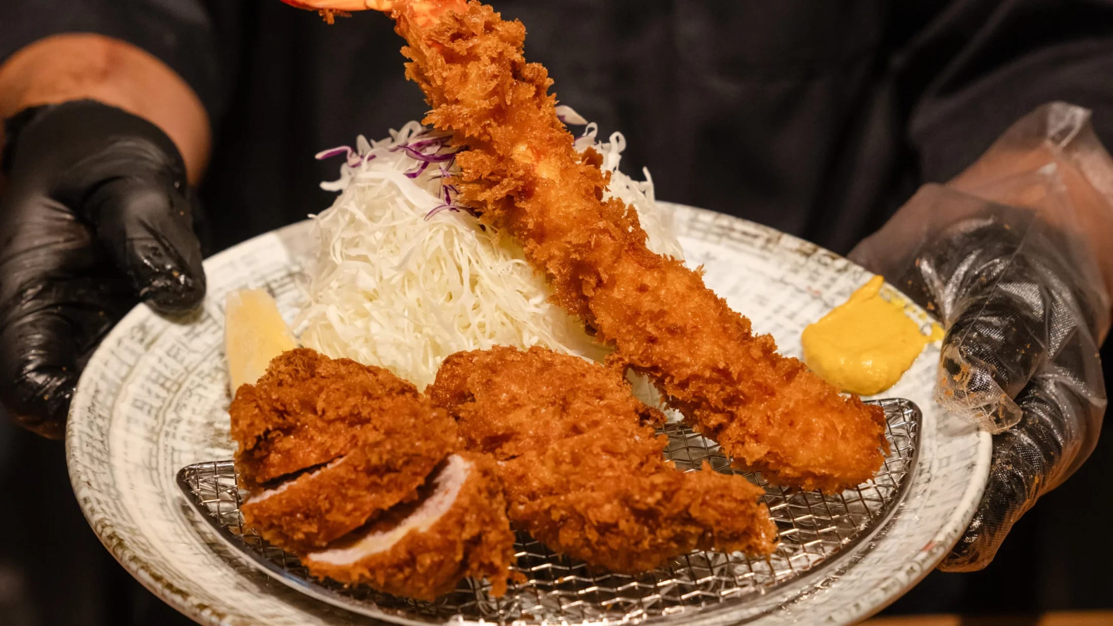 พนักงานบริการ ร้าน Tonkatsu AOKI @ Velaa Sindhorn Village Langsuan