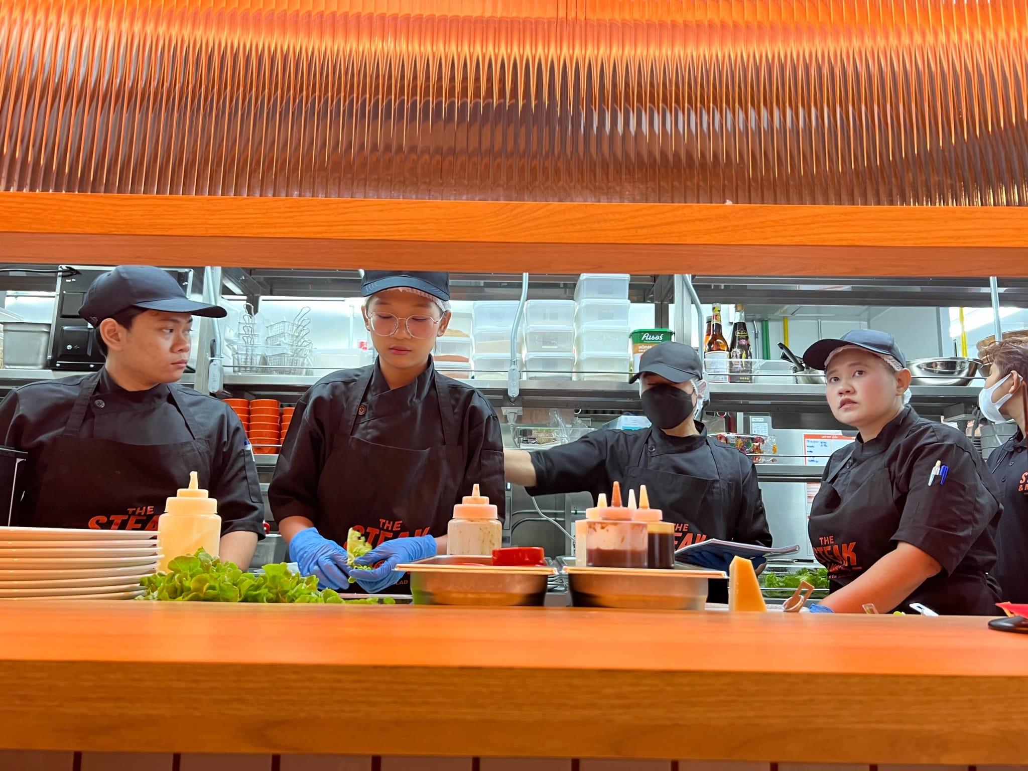 พนักงานครัว (สาขา โรบินสัน ศรีสมาน, เกตเวย์ บางซื่อ, บิ๊กซี ติวานนท์, Happitat บางนา, ไลฟ์ รามอินทรา, บิ๊กซี อ้อมใหญ่)