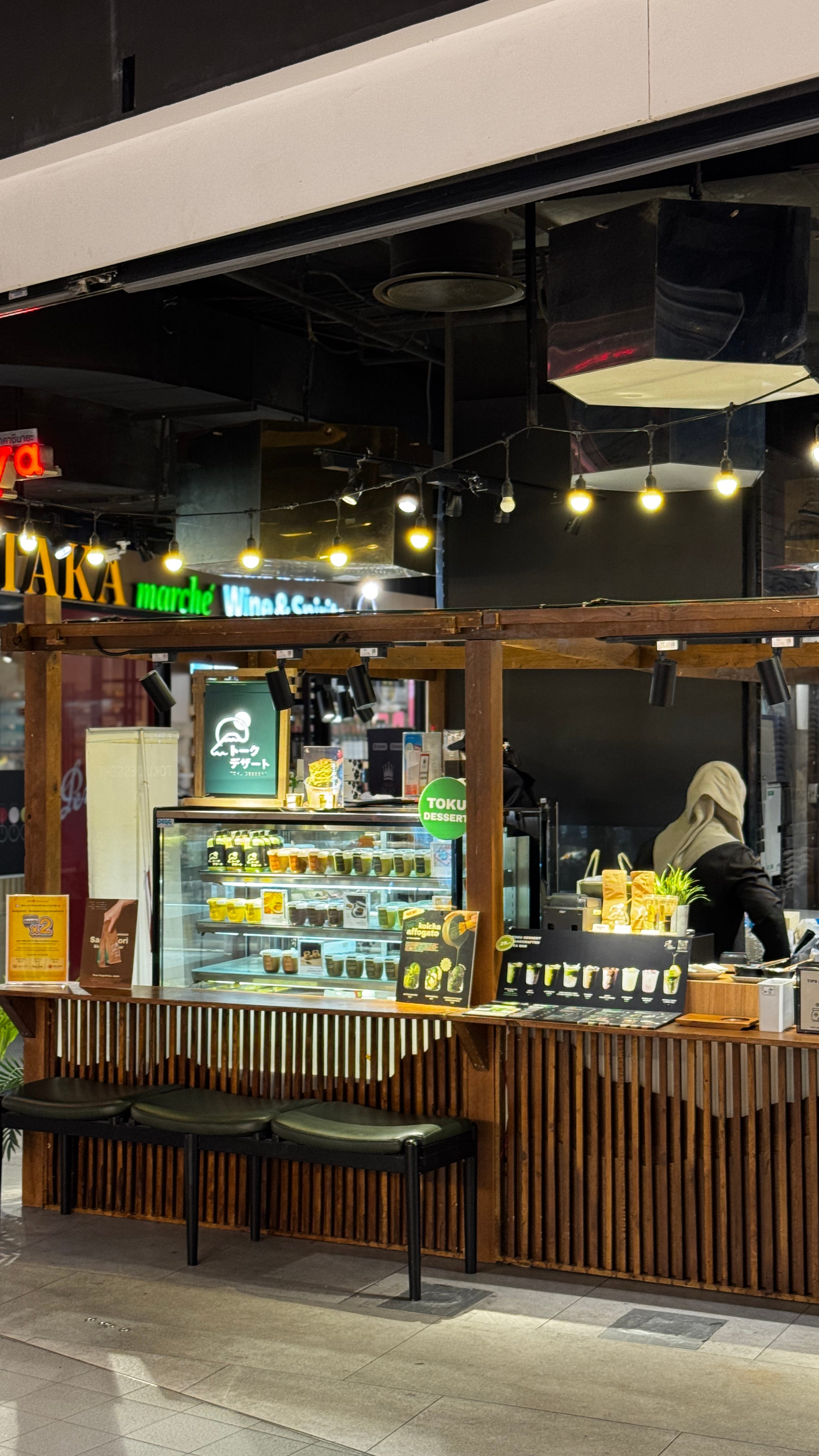 พนักงานขายหน้าร้าน workplace