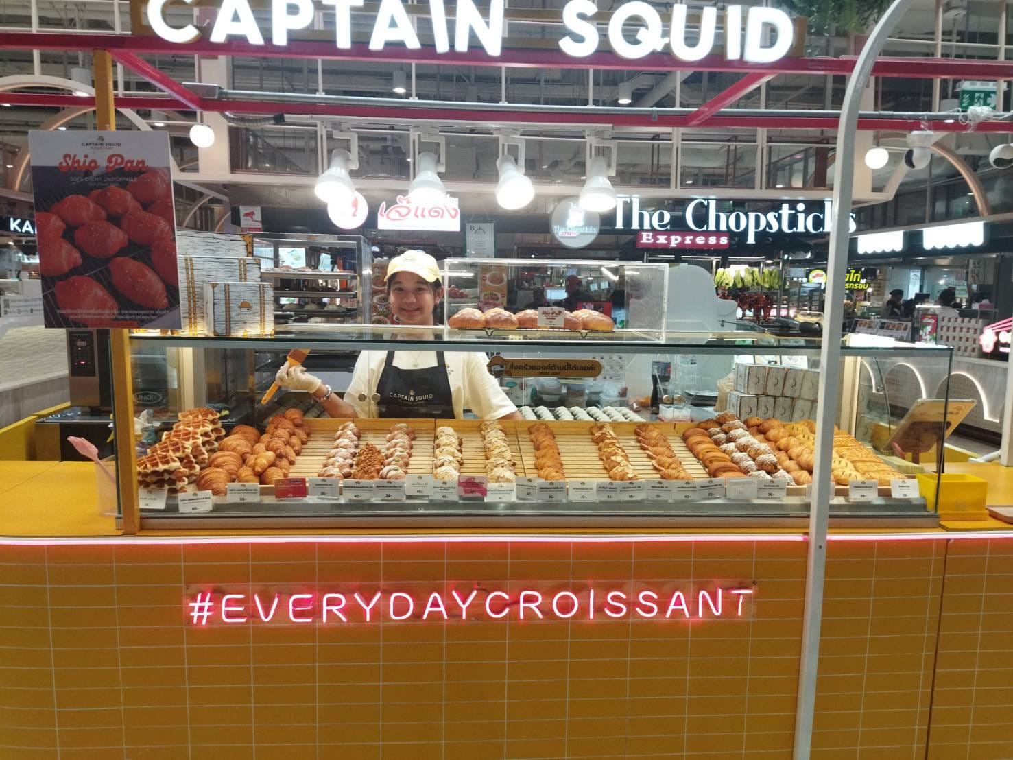 พนักงานพาททาม ขายหน้าร้าน ร้าน Captain squid สาขาเซ็นทรัลอีสต์วิลล์ workplace