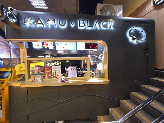 พนักงานประจำร้าน Kamu สาขา MRT/BTS อโศก